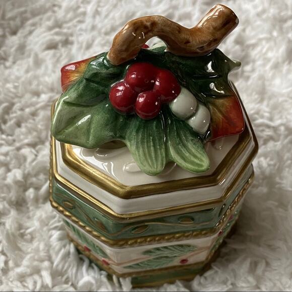 Fitz and Floyd Classics 2004 Winter Wonderland Ceramic Lidded Box - Picture 1 of 10